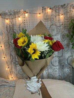 Sunflowers, red roses, & white spiders(Hand-picked bouquet)