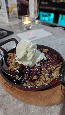 Berry crisp w/ vanilla ice cream