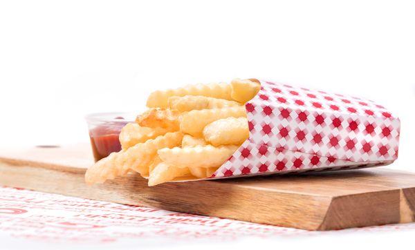 With ketchup perfectly caught in each groove, our crinkle fries are fluffy on the inside and served piping hot.