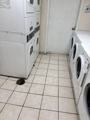 Laundry room: dirty, wet floors