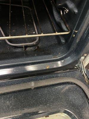 I asked for a new stove they gave me this it takes a minute to see if it's clean and no roaches ‍