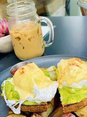 Avocado Benedict w iced latte