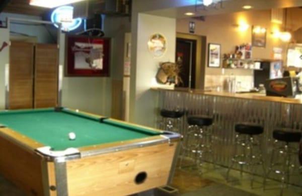 Bar & pool table