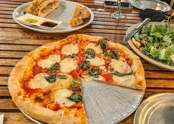 Killer Queen pizza, house bread appetizer, and sea bean ceaser salad