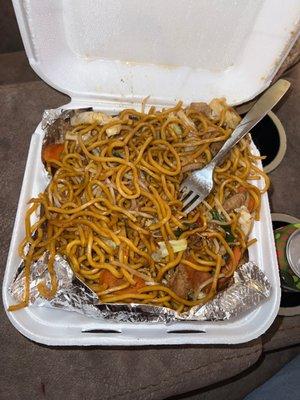 Chow Mein Tasting Noodles, really good! Medium Spicy Chicken/Beef Plate! Yummmm!!! 10/10