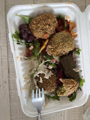 Salad bowl with arugula, falafel and all the toppings