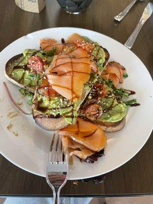 Avacado toast w/ lox