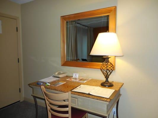 Writing desk with another mirror