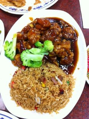 General Tso's Chicken combination (w/ pork fried rice) not showing egg roll.