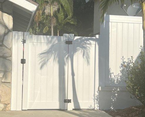 Side yard gate