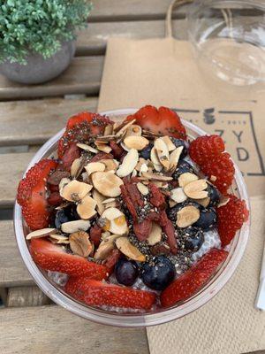 16oz, goji, strawberry, blueberry, almond, honey, chia pudding, açaí, granola