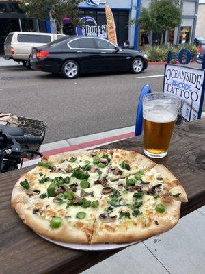 Blanca nieve = "Snow" White pizza with mushrooms and broccoli and ricotta and chives