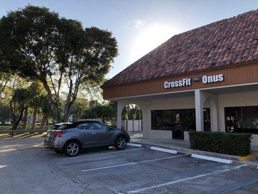 CrossFit Onus storefront in Boca Raton, FL - highly qualified trainers and smaller classes, love this place!!