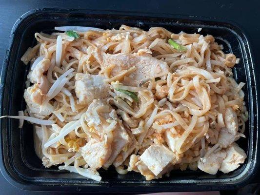 Curry pad Thai with chicken