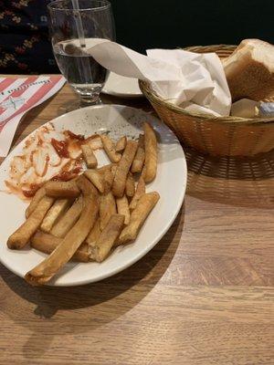 Fries and completely hot bread with butter