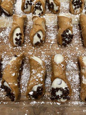 Tasty cannoli ( without citrus flavors) just how I like them ! Yum