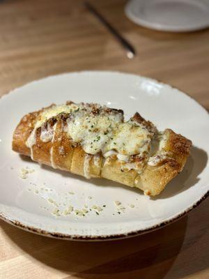 Garlic bread w/ mozzarella