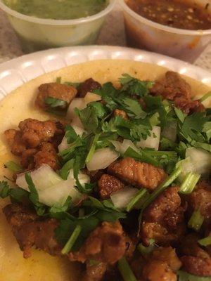 Taco de al pastor, salsa roja y verde