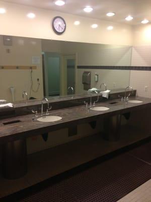 Sink area - plenty of room!