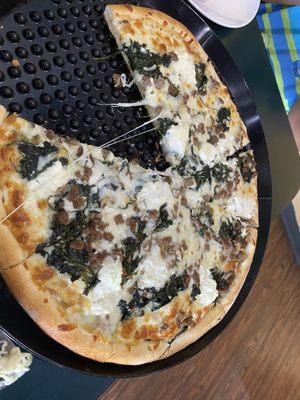 Beef spinach ricotta 16" hand tossed pizza