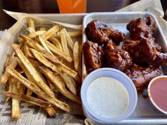 Half dozen honey BBQ wings  and hand cut fries .. the best wings I've had.. batter was crispy, chicken was tender.. loved it..