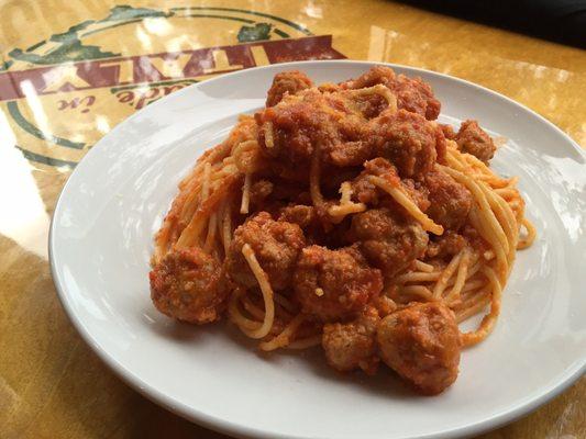 spaghetti con popettine (veal meatballs).