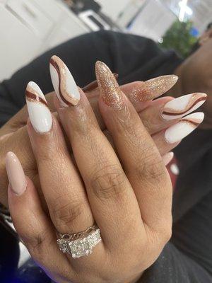 Almond nails design.