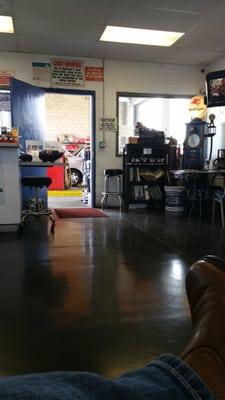 Nice vibrate/racing/garage type waiting area here at Teeters Mobil 1 Lube Express.