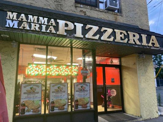 Don't judge a pizzeria by its facade. There's a great slice inside!