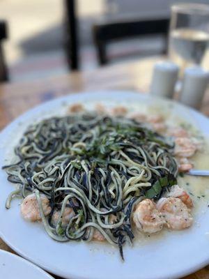 Garlic Shrimp linguine. Pretty average. Horrible shrimp Quality. Too diluted. Not enough garlic. Too much butter. Need more wine.