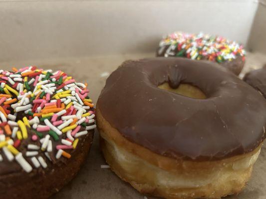 4/12 donuts were left within a span of 5 min. That's how good these donuts are!