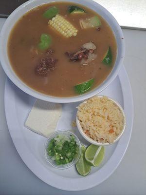 SOPA DE FRIJOLES CON COSATILLAS DE RES