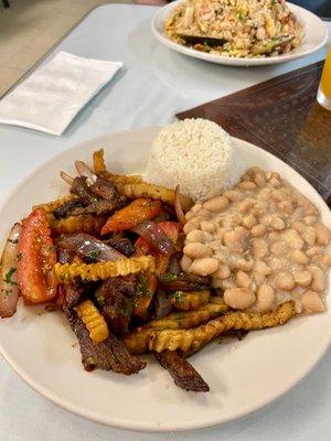 Loma Saltado con frijoles