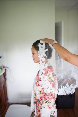 Carmen pinning my veil