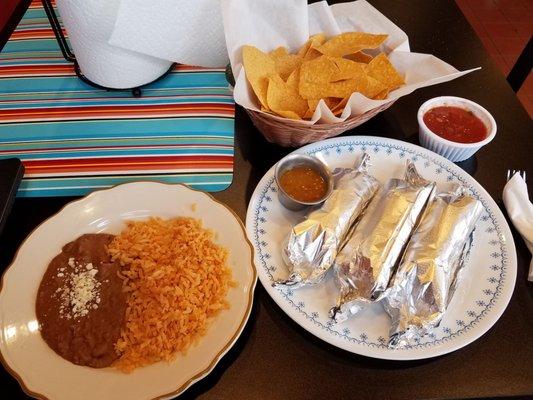 Tacos w/ side of beans & rice, chips, and salsa picante. ¡Sabrosos!