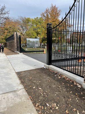 Main entrance is closed during renovations, so the gate near Montrose is the current entrance. (2022.)