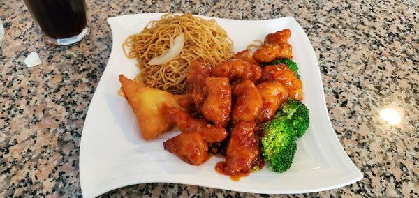 General Tong chicken, chow mein, crab rangoon