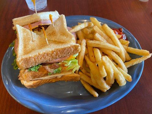 Great club sandwich w/ fries. Go to the Restaurant!