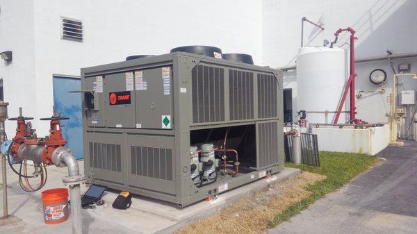 Installing a Trane 40 ton air cooled chiller in Florida City. Call, email or chat with Biscayne Air Conditioning for all of your A/C needs.