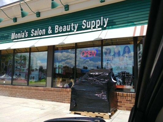 Monia's Salon & Beauty Supply