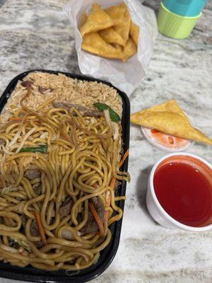 Beef Lo mein combo and crab Rangoon.