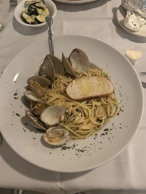 Linguini with clam sause