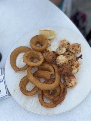 Grilled shrimp with onion rings