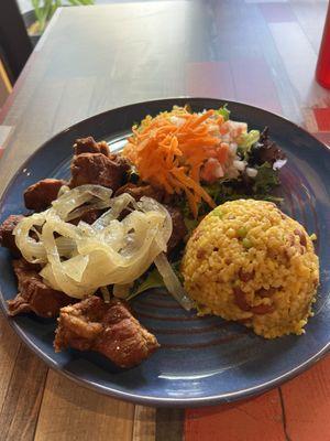 Carne frita y arroz manposteo con ensalada. Cobran $2 extra por este arroz. Y no te lo dicen cuando lo ordenas.