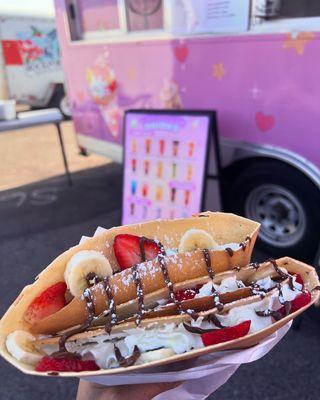 CLASSIC crepe with Strawberries and banana in a crunchy cone