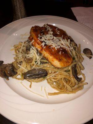 Chicken breast with mushrooms, garlic & linguine