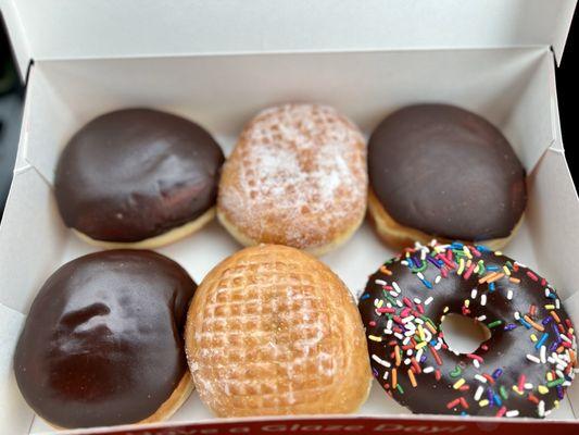 Classic donuts : Jersey Cream, Glaze Jelly, Strawberry Sugar Jelly and Chocolate Frosted Sprinkles