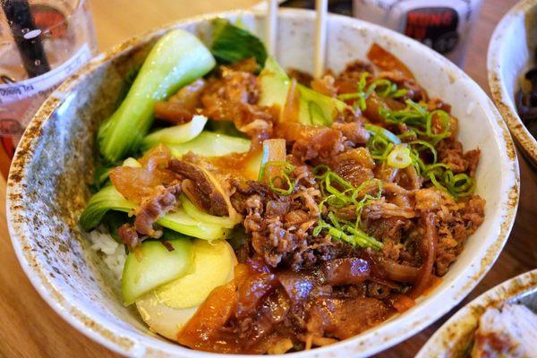 Tender beef and onion rice bowl