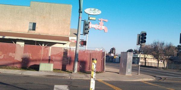 Outside of Red's plumbing supply. Corner of 21st Ave. and Franklin boulevard.