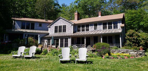 Back of the lodging facing the garden and shore